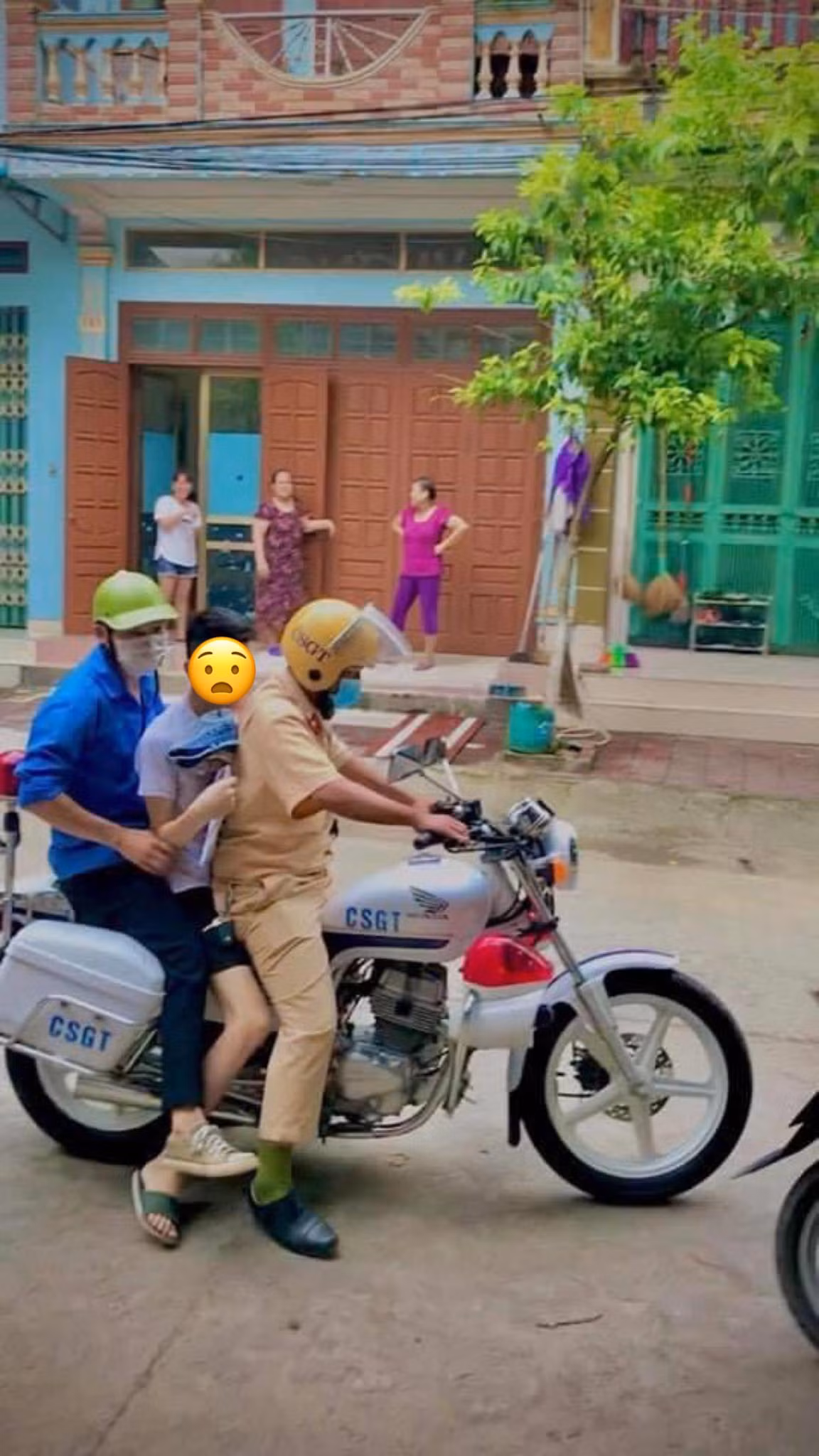 Cũng trong ngày thi đầu tiên, hình ảnh một nam sinh đã ngủ quên và được đồng chí CSGT và tình nguyện viên nhiệt tình đưa đến trường thi chia sẻ rộng rãi trên MXH.