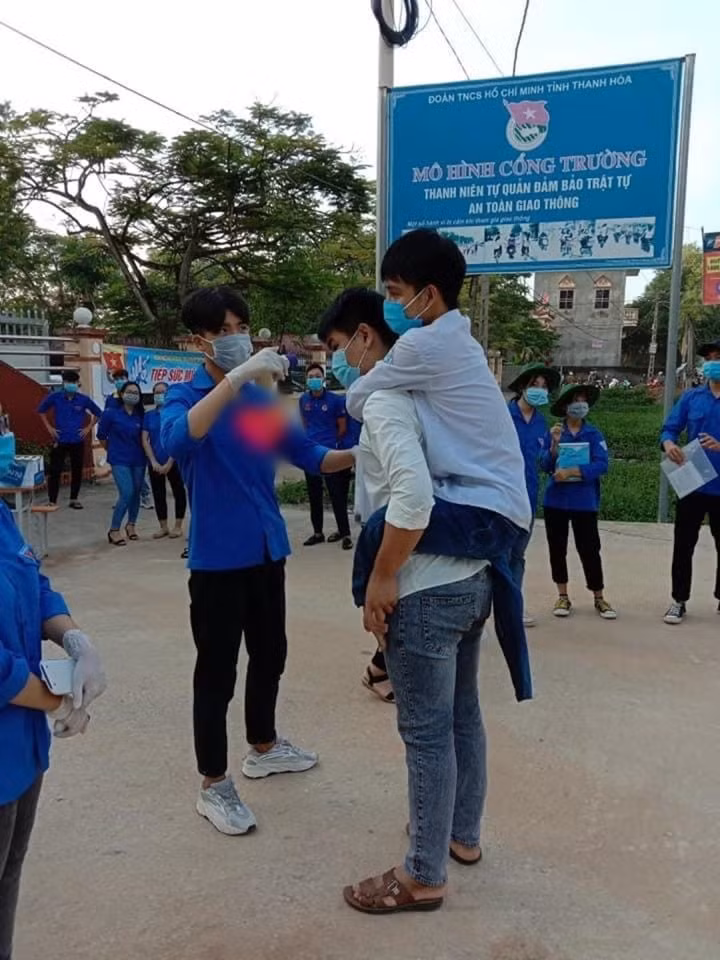 Trong số những hình ảnh đẹp diễn ra vào ngày thi đầu tiên được chia sẻ trên mạng xã hội, được chú ý nhất có lẽ là khoảnh khắc đôi bạn thân cõng nhau đến một điểm thi tại Thanh Hóa để tham gia kỳ thi tốt nghiệp THPT năm nay.