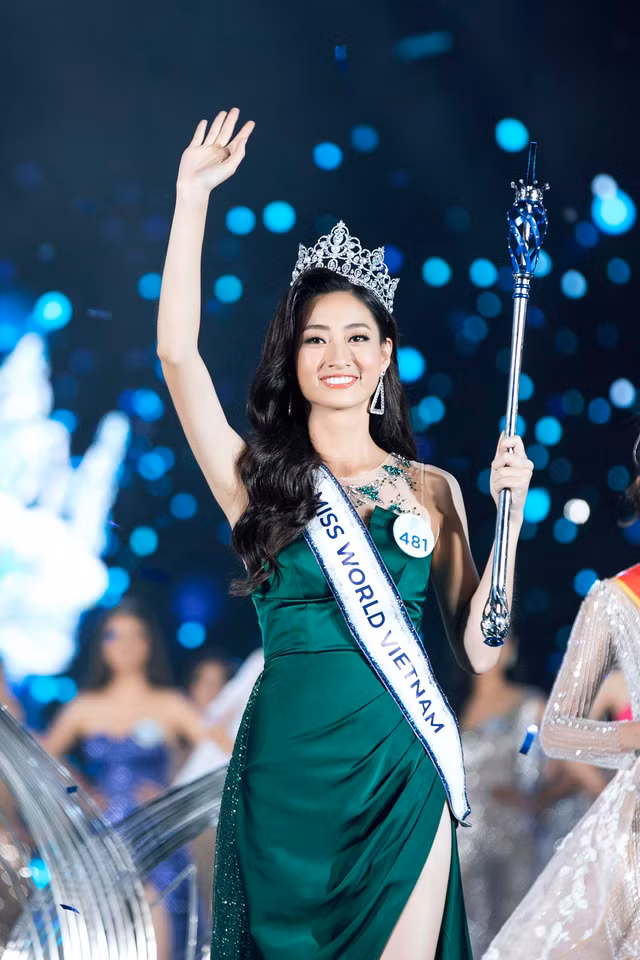 Lương Thùy Linh đăng quang Hoa hậu Thế giới Việt Nam 2019 với sự đồng thuận của hầu hết người hâm mộ. Cô thuộc nhóm thí sinh 10X, đến từ Cao Bằng và được nhận xét có gương mặt giống Hoa hậu Đỗ Mỹ Linh, nhất là góc nghiêng.