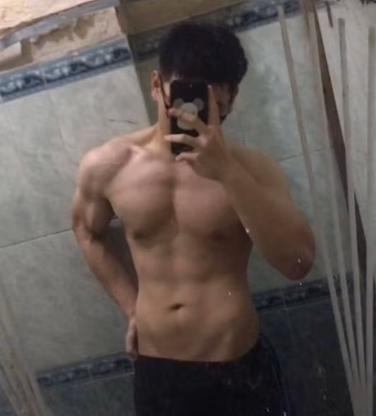 "Đến năm lớp 11, không muốn tiếp tục phải chịu những lời chê bai, trên hết là vì sức khỏe của bản thân, mình quyết tâm phải giảm cân. Mình bắt đầu tập gym và thay đổi chế độ ăn, không còn uống nước ngọt, ăn bánh kẹo hay đồ dầu mỡ nữa", Nam chia sẻ.