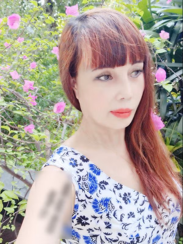 Một tháng trước, " cô dâu 63 tuổi" Thu Sao khiến cộng đồng mạng một phen dậy sóng khi công khai quá trình phẫu thuật căng da mặt trên trang cá nhân. Cô quyết tâm nâng cấp nhan sắc để sánh đôi cùng chồng trẻ.