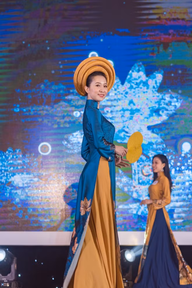 Tân hoa khôi ĐH Huế có thành tích học tập đáng nể khi 3 năm liên tiếp giành học bổng xuất sắc, có điểm trung bình thuộc hàng top tại khoa (3,8/4). Trước đó, cô nhiều năm là học sinh giỏi, đạt giải 3 Olympic tiếng Anh toàn quốc và giải nhất cuộc thi tiếng Anh hùng biện ĐH Huế.