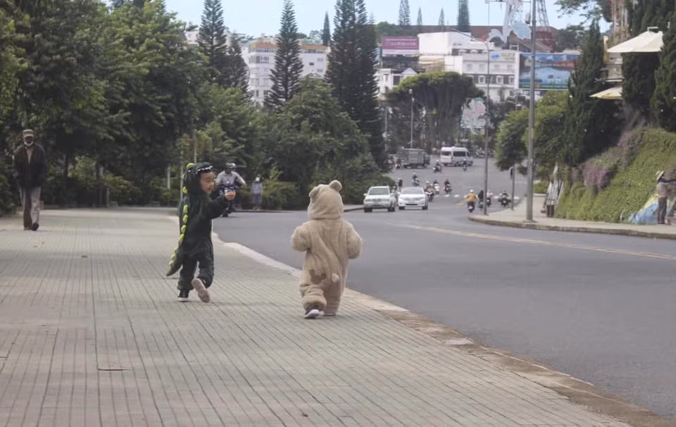 Đặc biệt, những khoảnh khắc hai em bé này dành sự quan tâm cho nhau gây chú ý lớn đối với cư dân mạng.