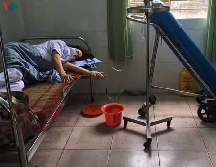 Một nhân viên trạm y tế phường ở Đà Nẵng do làm việc quá sức, phải thở oxy cho thấy phần nào sự vất vả của những người tuyến đầu chống dịch COVID-19.