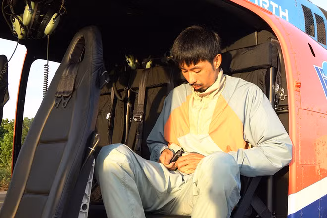 Cái tên đầu tiên được cộng đồng mạng nhắc đến đó chính là nam rapper Đen Vâu với ca khúc Trời hôm nay nhiều mây cực vừa ra mắt cách đây vài ngày. Anh chàng này được cho một lần nữa đã dự đoán "trúng phóc" về đề thi Văn tốt nghiệp.