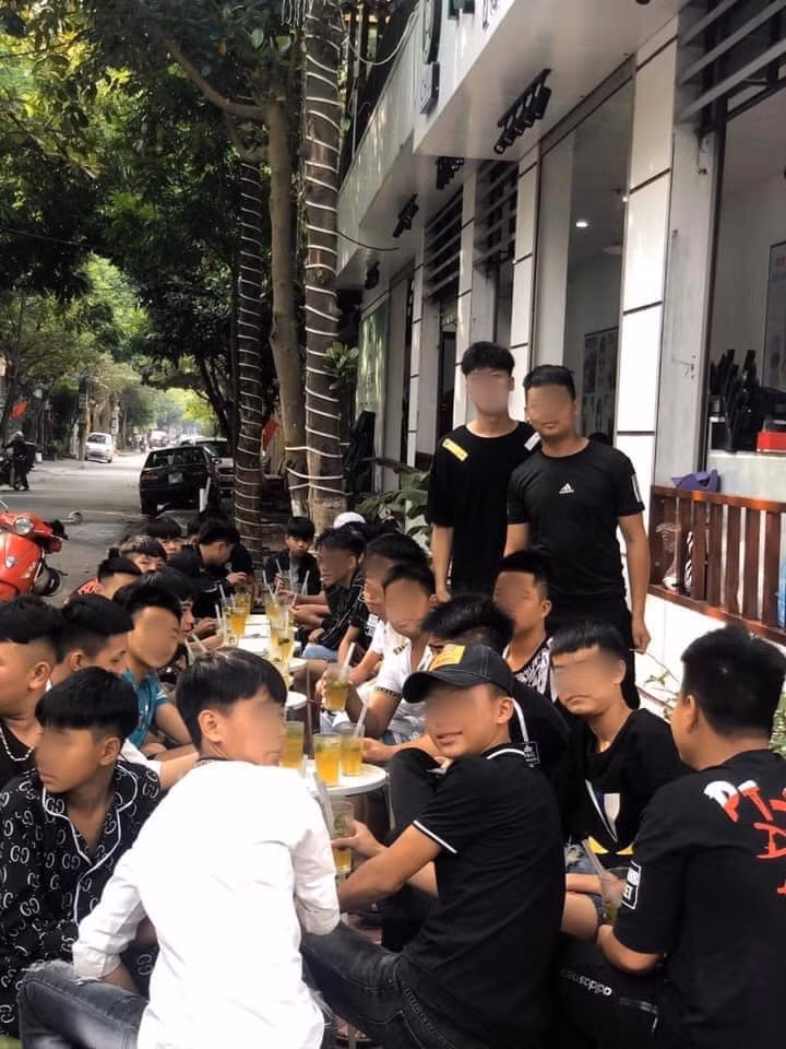 Mới đây, cư dân mạng vô cùng phẫn nộ trước những hình ảnh một nhóm bạn trẻ Vĩnh Phúc tổ chức buổi offline hội xe điện, mặc dù trước đó đã được khuyến cáo không nên tụ tập nơi đông người phòng dịch COVID-19 lây lan.
