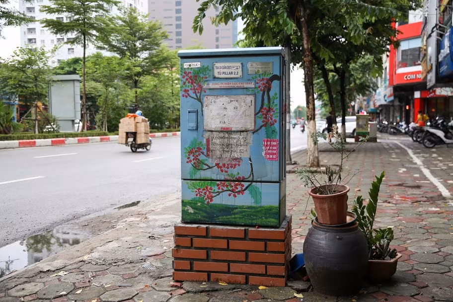 Dù đã được đề biển cảnh báo nguy hiểm, nhưng nhiều người vẫn cố tình dán đè lên đó những dòng chữ quảng cáo.