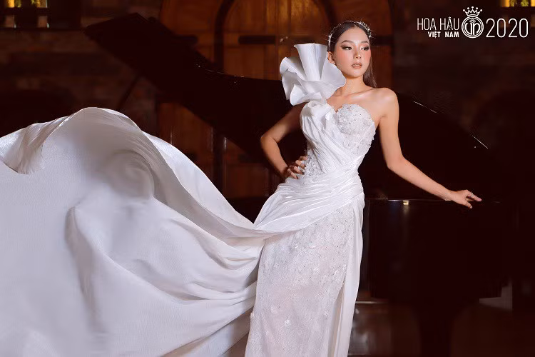 Bên cạnh đó, người đẹp sinh năm 2000 còn thường xuyên xuất hiện trên các sàn diễn thời trang lớn nhỏ dưới vai trò người mẫu.