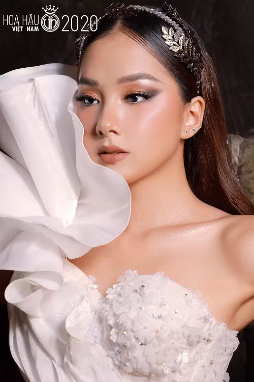 Với kinh nghiệm và kỹ năng của mình, Bích Thuỳ chắc hẳn sẽ khiến nhiều thí sinh khác phải “dè chừng”. Mời quý độc giả đón xem thêm video Cận cảnh vương miện Hoa hậu Việt Nam 2016 - Nguồn: KÊNH VTC1
