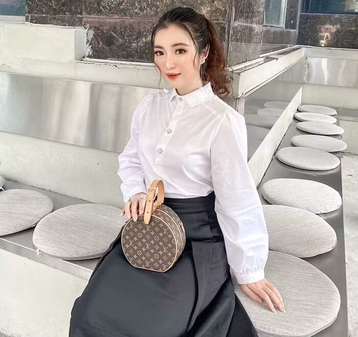 Nữ sinh Học viện Ngoại giao Ngô Khánh Linh hiện đang học năm cuối, cô nàng từng đăng quang hoa khôi Học viện năm 2016.
