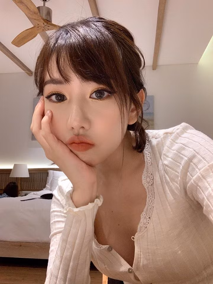 Sau thời gian thay đổi hình tượng từ đáng yêu ngọt ngào sang nữ tính, nữ ca sĩ Min thường xuyên nhận được lời khen bởi nhan sắc ngày càng thăng hạng. Mời quý độc giả đón xem thêm video Ca sĩ Min và luật ngầm trong giới showbiz - Nguồn: KÊNH VTC1