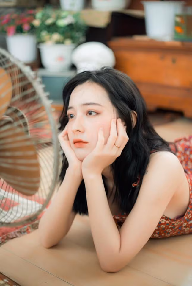 Nu sinh truong Nhan Van khoe ve dep “can” moi hinh tuong