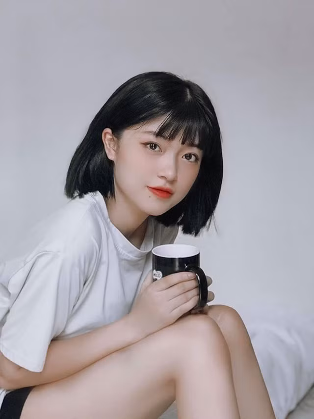  Hot girl 2000 là cô gái dân tộc Giáy, sở hữu nét đẹp trong sáng, đáng yêu với đường nét khuôn mặt xinh xắn, đôi mắt to tròn ấn tượng.