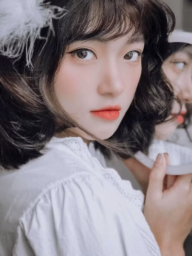 Hương Ly cho biết cô thấy bất ngờ lắm, vì bức ảnh thẻ ấy đã được chụp từ lâu.