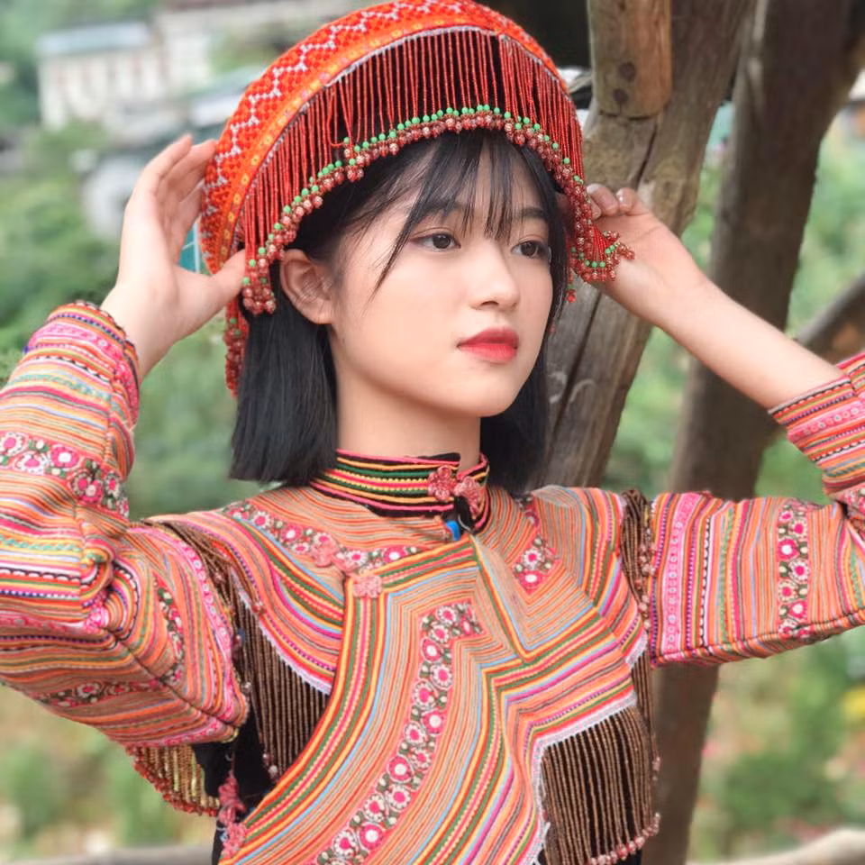 Hương Ly cảm thấy tự tin, thoải mái và vui vẻ trong những khoảnh khắc diện trang phục này.