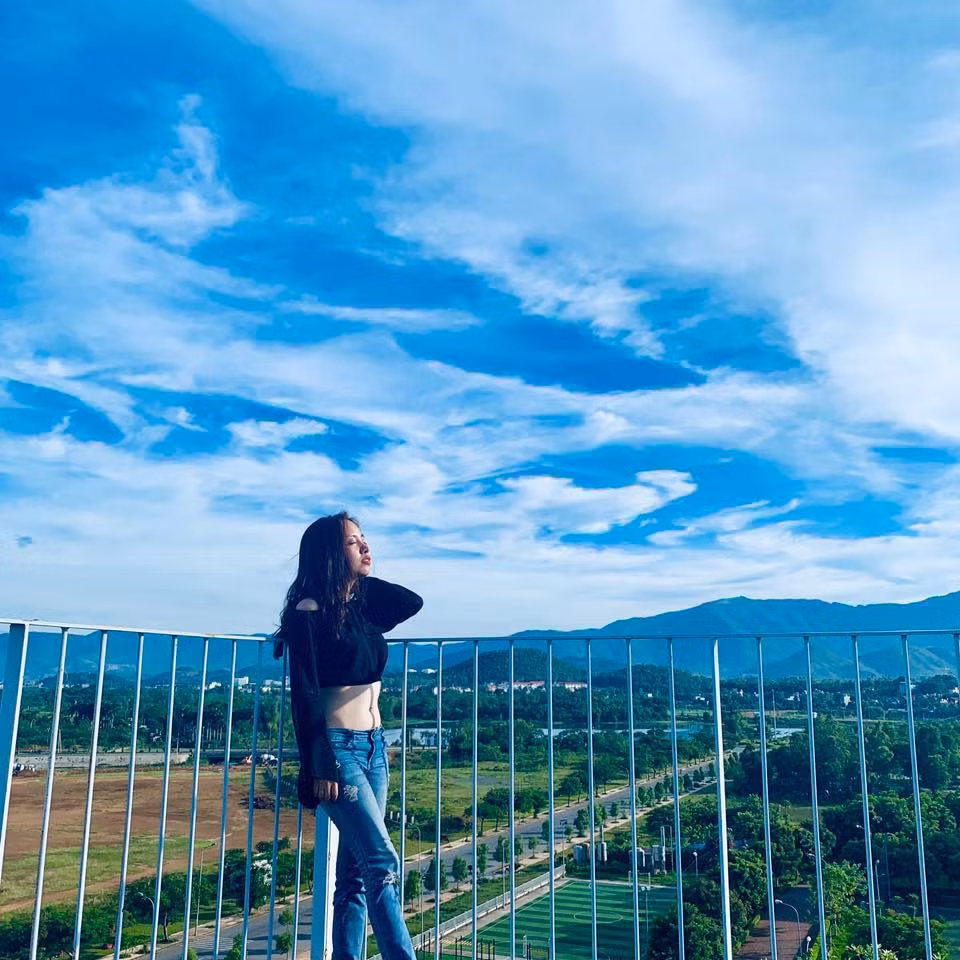 Cái tên đầu tiên được nhắc đến là cô giáo Vũ Minh Trang, giảng viên ngành Quản trị Kinh doanh tại ĐH FPT. Ngoài công việc giảng dạy, Minh Trang còn quản lý công ty chuyên tư vấn Marketing và một trung tâm dạy tiếng Anh uy tín tại Hà Nội.