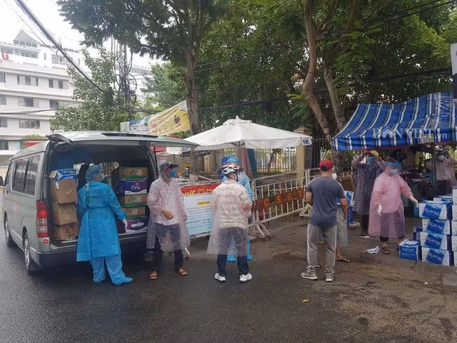 Đà Nẵng cuối tuần rồi đổ mưa, thậm chí mưa cả ngày không dứt. Thế nhưng, sự khắc nghiệt của thời tiết vẫn không làm ảnh hưởng đến tiến độ công việc của mọi người. Đủ thấy tất cả đã nỗ lực ra sao, cố gắng như thế nào.