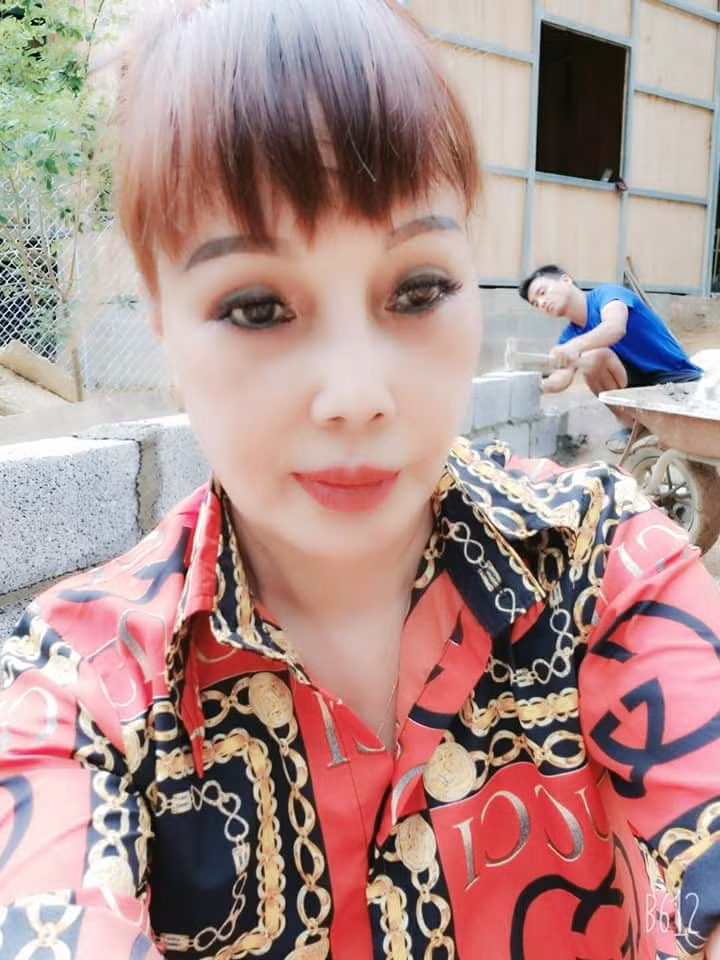 Sau nhiều ngày khoe hoàn thành nhà mới thì vừa qua, vợ chồng " cô dâu 62 tuổi" đã mở tiệc tân gia, mời người thân và bạn bè đến chung vui.