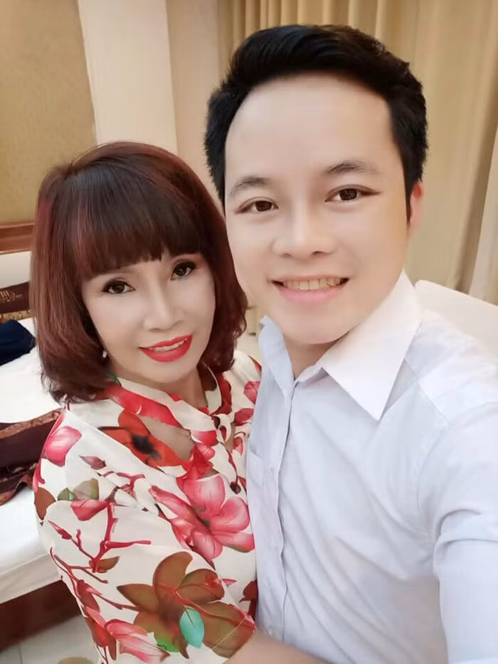 Được biết, để tránh tháng 7 “cô hồn” thì cô dâu Thu Sao đã dọn vào ở “lấy ngày”, nhưng tới khoảng tháng 9 âm lịch mới về ở hẳn.