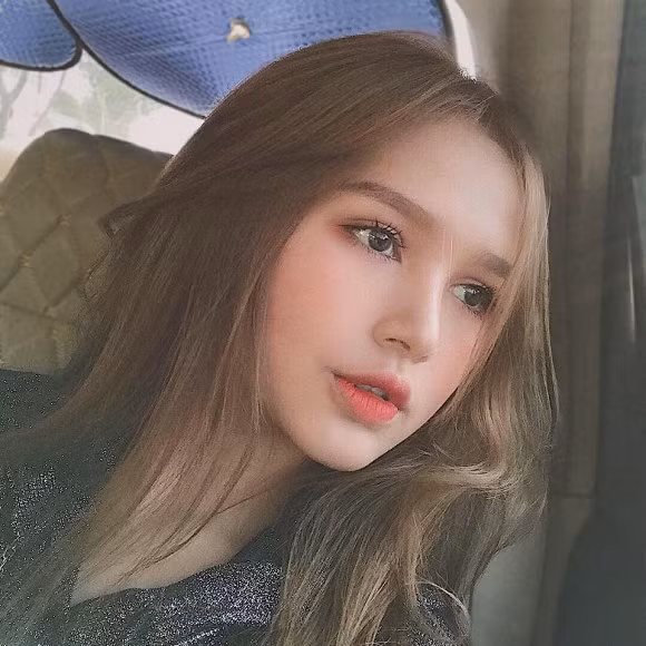 Được biết thêm, Xoài Non cũng là cái tên khá nổi trên mạng xã hội, được nhiều người biết đến, thậm chí, cô nàng còn vướng phải tin đồn phẫu thuật thẩm mỹ để có nhan sắc lung linh như hiện tại.