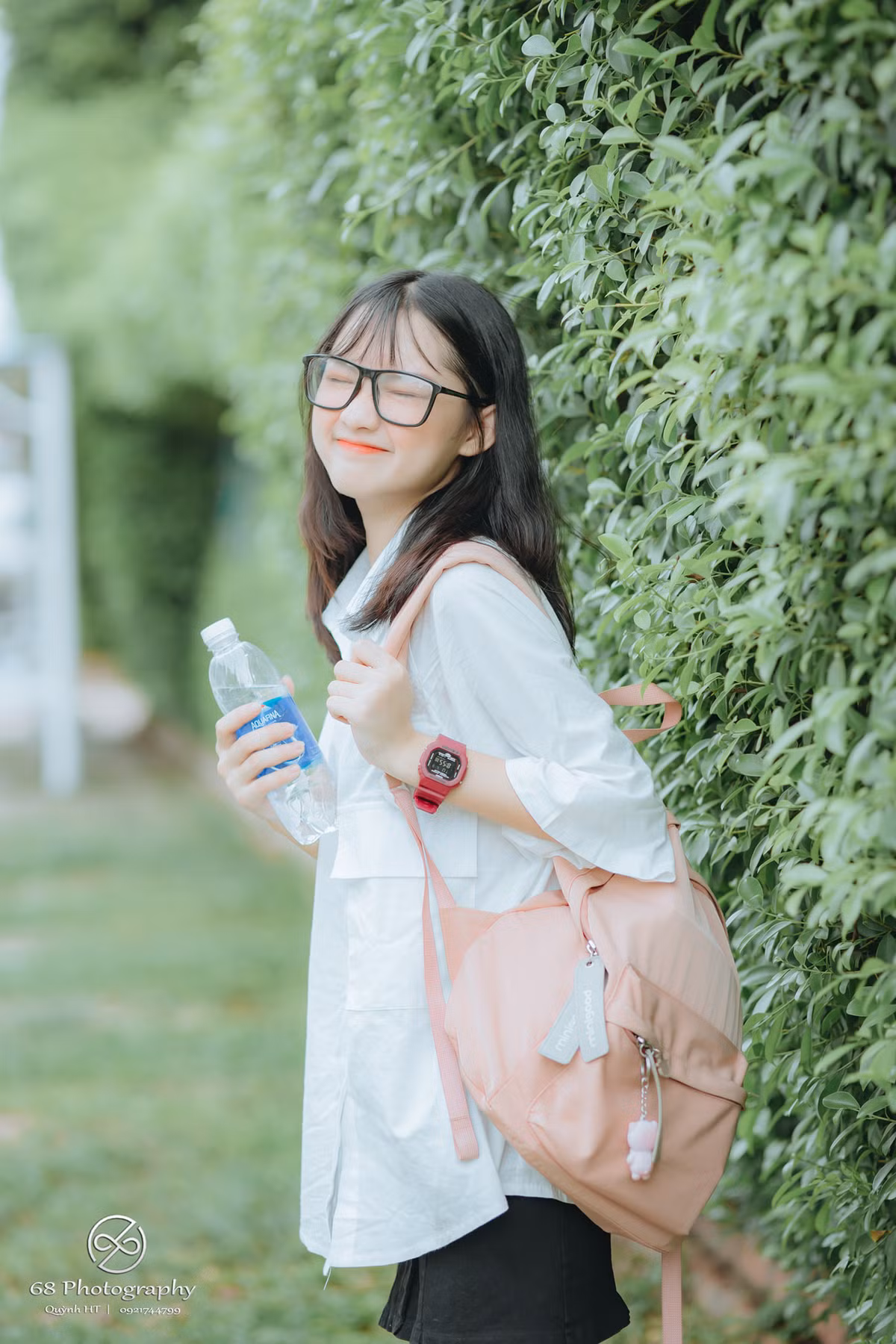 Bất ngờ vì được nhiều người chú ý bởi vẻ ngoài xinh đẹp, Hồng Nhung cho biết lúc đó được anh nhiếp ảnh bấm máy nên cô nàng có một số biểu cảm hơi nhí nhố, không ngờ được các bạn quan tâm và dành nhiều lời khen ngợi.