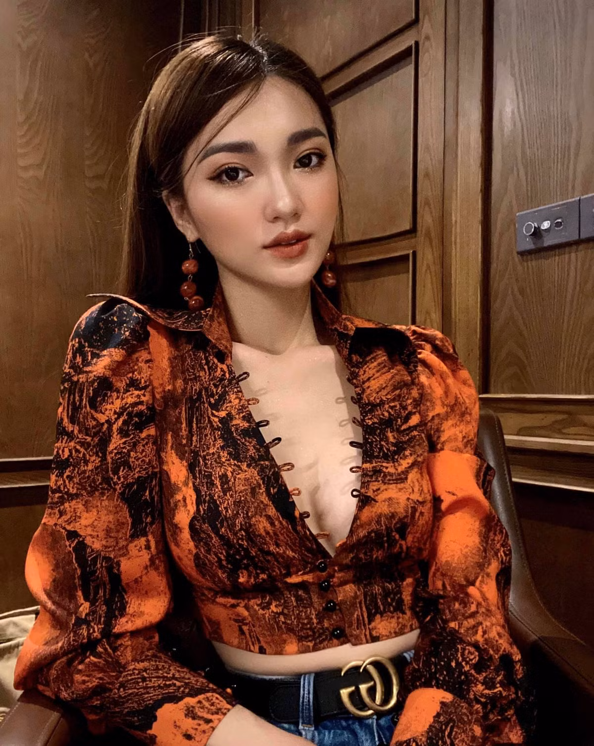 Ở tuổi 26, cô nàng tự tin mình có đủ khả năng để làm chủ cuộc sống mà không cần phụ thuộc vào bất cứ ai về kinh tế. Mời quý độc giả đón xem thêm video Chuyện người đẹp Việt đầu tiên đi thi quốc tế - Nguồn: KÊNH VTC1