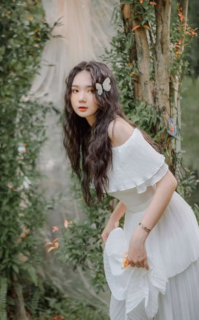 Hot girl Bình Dương được nhiều người yêu mến bởi nhan sắc ngọt ngào, gương mặt đẹp với sống mũi cao, đôi mắt to tròn cuốn hút.