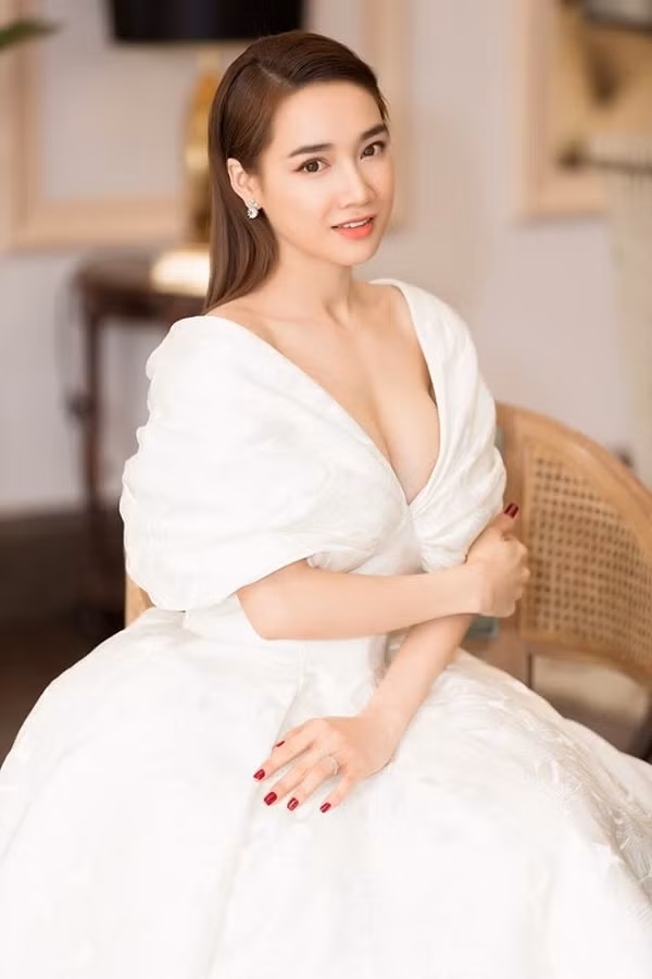 Vốn được mệnh danh là "ngọc nữ" của làng phim Việt, Nhã Phương cũng là cái tên nổi trội trong danh sách mỹ nhân "mặt học sinh thân hình phụ huynh".