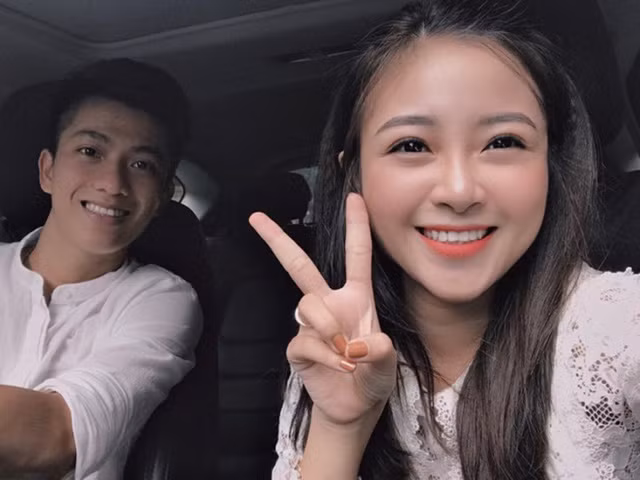 Nhật Linh và Phan Văn Đức quen nhau qua một người bạn chung, ban đầu họ chỉ trò chuyện "để giết thời gian", nhưng dần dần cả hai cảm nhận được tình cảm và phát triển thành tình yêu như hiện tại.