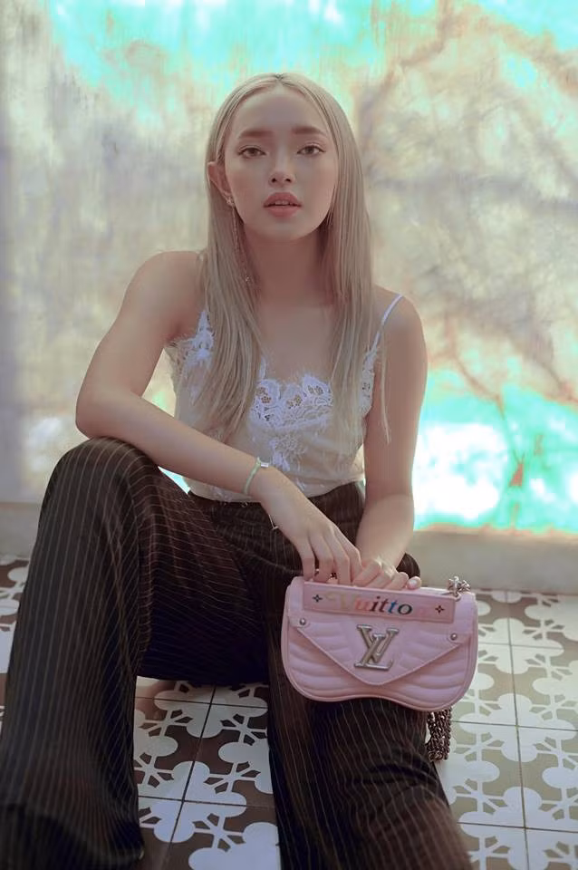 Được biết, vào khoảng tháng 7/2019, cô nàng khoe đã “tậu” một chung cư rộng gần 100 m2 ở Sài Gòn. Bên cạnh đó, hot girl sinh năm 1997 còn là một tay chơi hàng hiệu thứ thiệt với vô số món đồ đắt đỏ. Bên cạnh những thành tựu và thu nhập khủng đạt được trong lĩnh vực thời trang, Châu Bùi còn sở hữu cho mình nhiều công ty quy mô vốn tỷ đồng.
