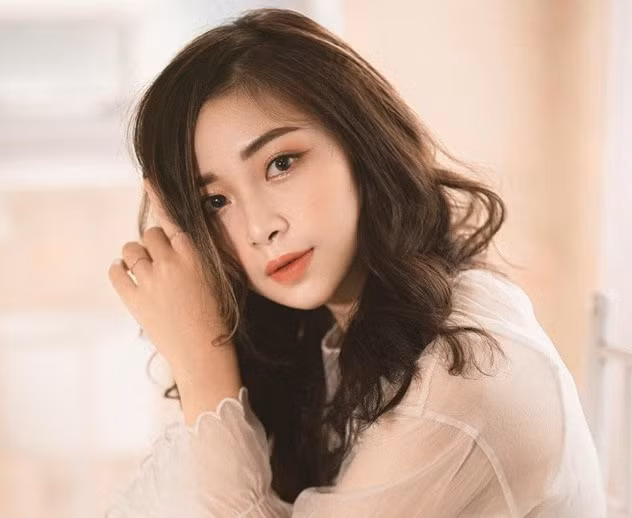 Nổi lên từ hình ảnh trong đợt thực tập của Võ Nhật Linh - vợ cầu thủ Văn Đức tại trường mầm non ở huyện Diễn Châu, Nghệ An, cô nàng 9X được yêu mến bởi gương mặt xinh xắn, làn da trắng và nụ cười tươi.