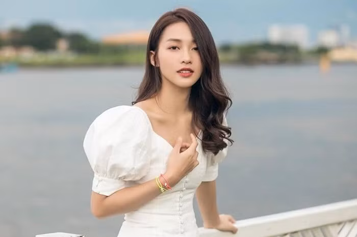 Khả Ngân từng là mỹ nhân Vbiz duy nhất từng được đề cử top 100 gương mặt đẹp nhất châu Á do TCCAsia công bố dựa trên kết quả được dân mạng bình chọn.