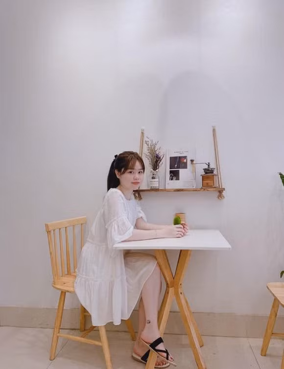 Chính điều này khiến một số người tự hỏi rằng phải chăng Huỳnh Anh có tin vui? Thế nhưng tất cả chỉ là lời đồn đoán của dân mạng. Bởi lẽ cô nàng sau đó đã tự đăng tải hình ảnh thân hình thon gọn lên trang cá nhân nhằm dập tắt dư luận.