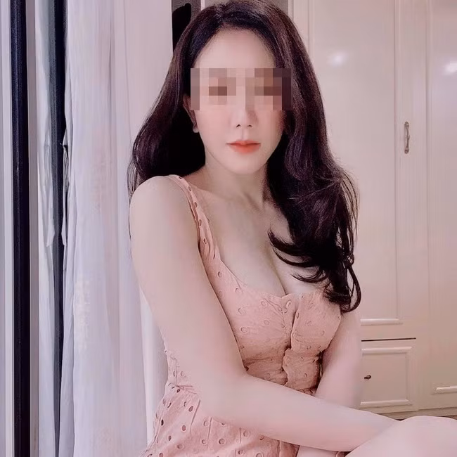 Được biết, cô gái từng nổi tiếng trên mạng xã hội với những màn đánh ghen và nhiều lần khoe rằng mình "đập đi xây lại" toàn bộ để tìm kiếm hạnh phúc.
