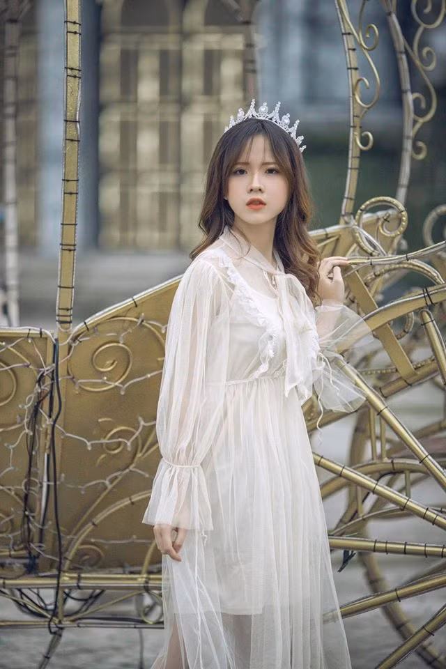 Phong cách của Ming Ming khiến nhiều người nhầm tưởng cô nàng là hot girl đến từ Trung Quốc hoặc Hàn Quốc. Mời quý độc giả đón xem thêm video Hái ra tiền nhờ danh xưng hot girl - Nguồn: KÊNH VTC1