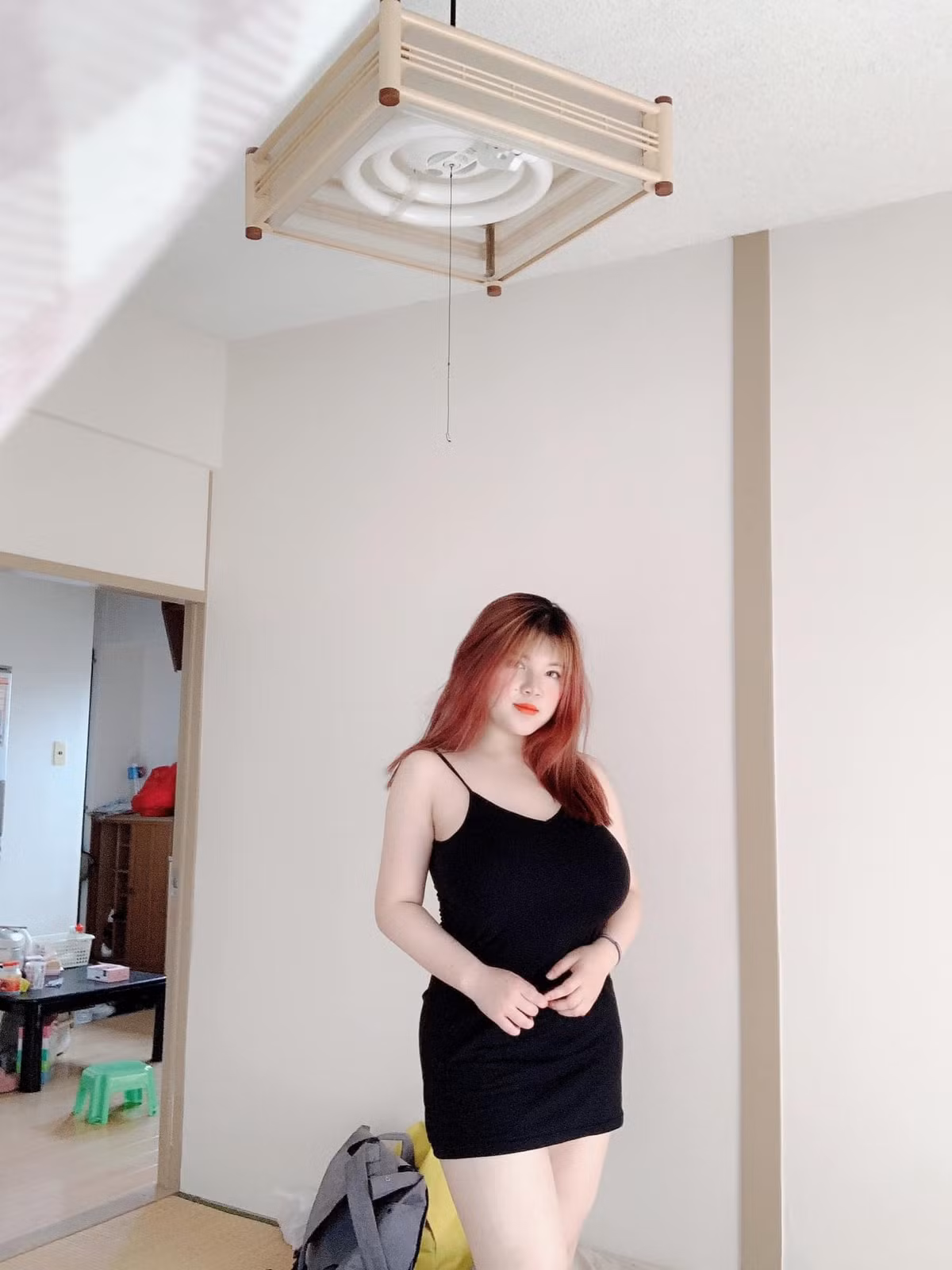 Từng làm nổi sóng mạng xã hội với vòng một khủng 110cm, cô nữ sinh Hải Dương - Võ Thị Thu Trang hiện đang là một du học sinh tại Nhật Bản.