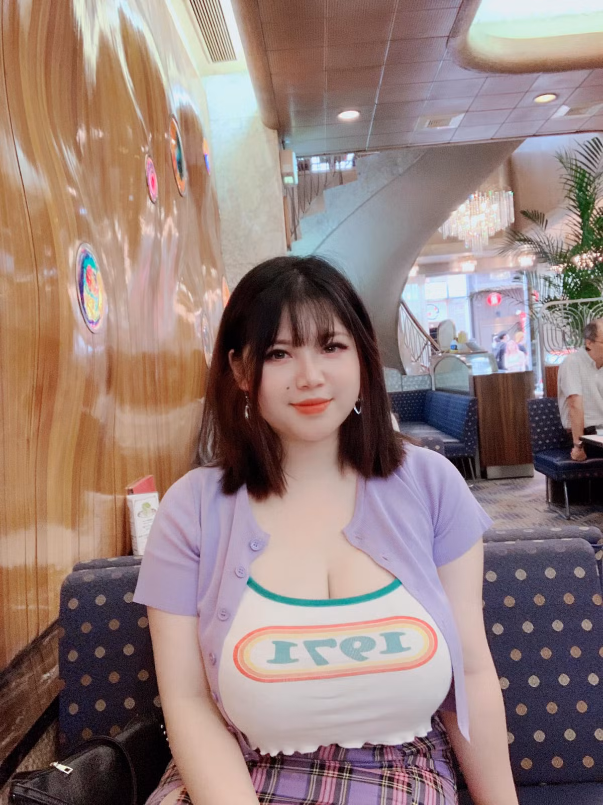Vòng một nổi bật khiến cô gần như trở thành tâm điểm ở bất kì đâu.