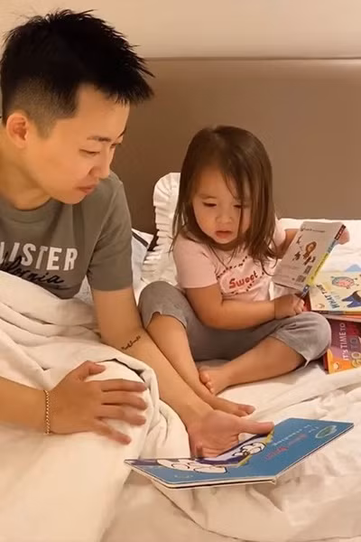 Năm nay, Doris đã 4 tuổi, cô bé luôn được mẹ yêu thương, chiều chuộng. Cách đây 2 năm, khi bé chưa tròn 2 tuổi, bà mẹ CEO này đã đưa con đi thăm thú tới 3 quốc gia khác nhau.