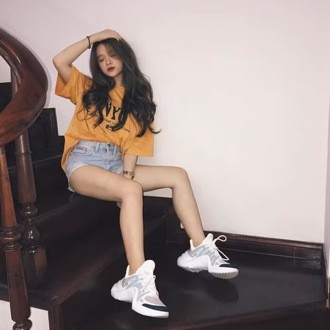 Không chỉ là túi hay những bộ đồ hiệu, Linh Ka còn là fan của giày hiệu. Trước đó, cô nàng từng diện giày của nhà Louis Vuitton trị giá hàng chục triệu đồng.