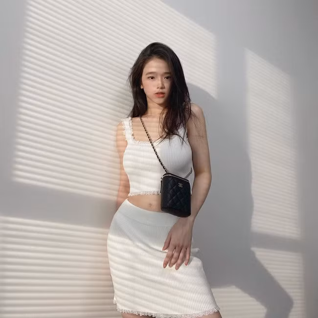 Trên trang cá nhân hot girl sinh năm 2000 này thường xuyên đăng ảnh sang chảnh, kèm theo đó là phong cách mặc đồ kết hợp túi hiệu sang trọng và trưởng thành hơn.