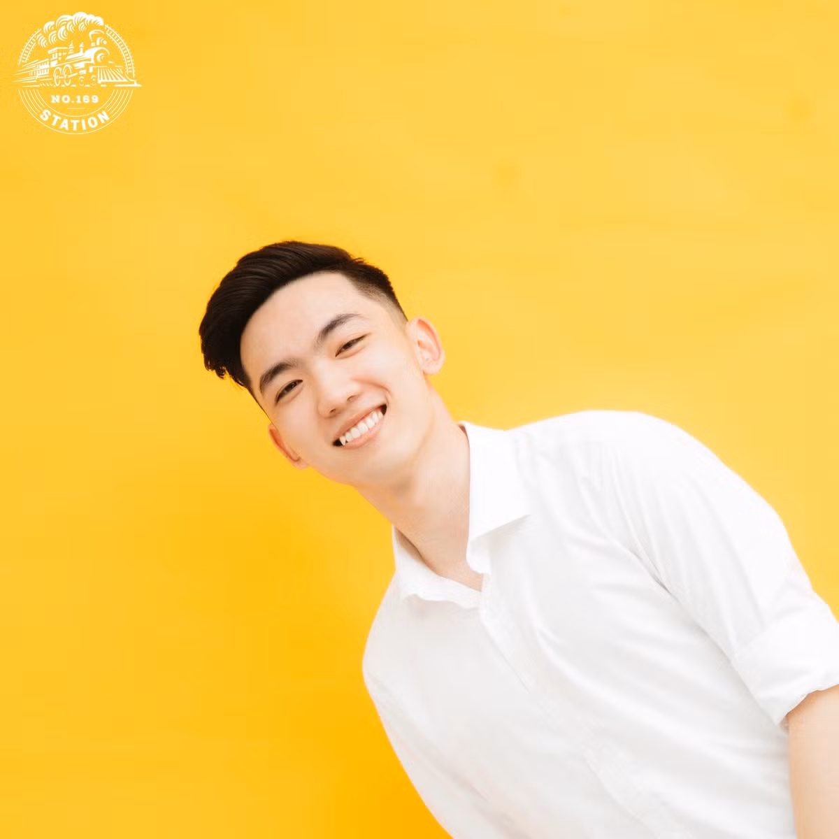 Nụ cười dễ thương của Tiến Đạt rất có thiện cảm với người đối diện.