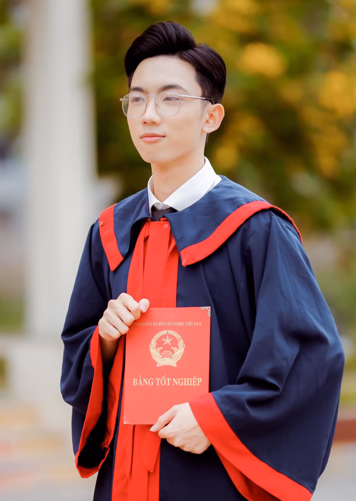 Từ khi bước vào ngôi trường Ngoại thương, nam sinh điển trai ngày càng năng động, tự do. Đạt còn tham gia một số cuộc thi Debate và Beauty &amp; Charm của trường và cũng để lại nhiều ấn tượng với khán giả. Mời quý độc giả đón xem thêm video Gặp nam sinh thủ khoa 3 khối của Ninh Bình - Nguồn: KÊNH VTC1