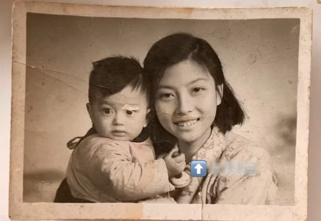 Dù không phải trong giới showbiz, thế nhưng mỗi thành viên trong gia đình của cô gái này đều rất đẹp ngay từ thời còn trẻ.