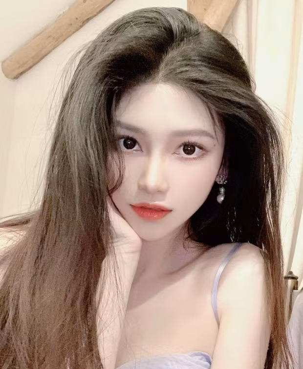 Mới đây, MXH Trung Quốc đã chia sẻ loạt hình ảnh gia đình có nhan sắc cực phẩm của một cô gái có nick name Yoki khiến dân tình ngưỡng mộ.