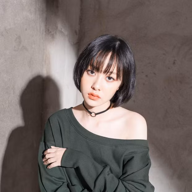 Cô nàng Thuỳ Anh, hay @yeeyeex đã gây chú ý sau khi những hình ảnh của mình được chia sẻ trên một trang cộng đồng của hội thích ngắm con gái xinh. Trang Instagram của hot girl hiện đang có hơn 48 ngàn người theo dõi.