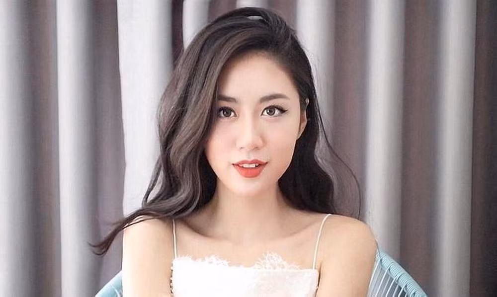 Cùng tuổi, cùng nghề với Chloe còn có cô nàng Mai Vân Trang, là cựu học sinh THPT chuyên Ngữ (Đại học Quốc gia, Hà Nội).