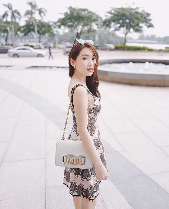 Cô còn là gương mặt quen thuộc trong hội con nhà giàu Việt Nam khi xuất thân từ gia đình giàu có.