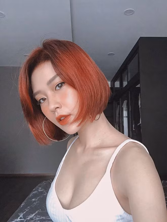 Hot girl 9x từng là gương mặt mẫu lookbook quen thuộc của nhiều thương hiệu thời trang đình đám ở Hà Nội.