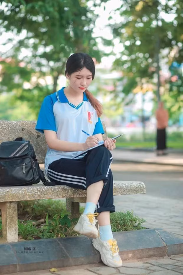 Hoài Thu sở hữu làn da trắng hồng, sống mũi cao, thẳng tắp, đôi mắt cười sáng bừng và nụ cười hút hồn làm không ít các nam sinh Bách Khoa đứng ngồi không yên.