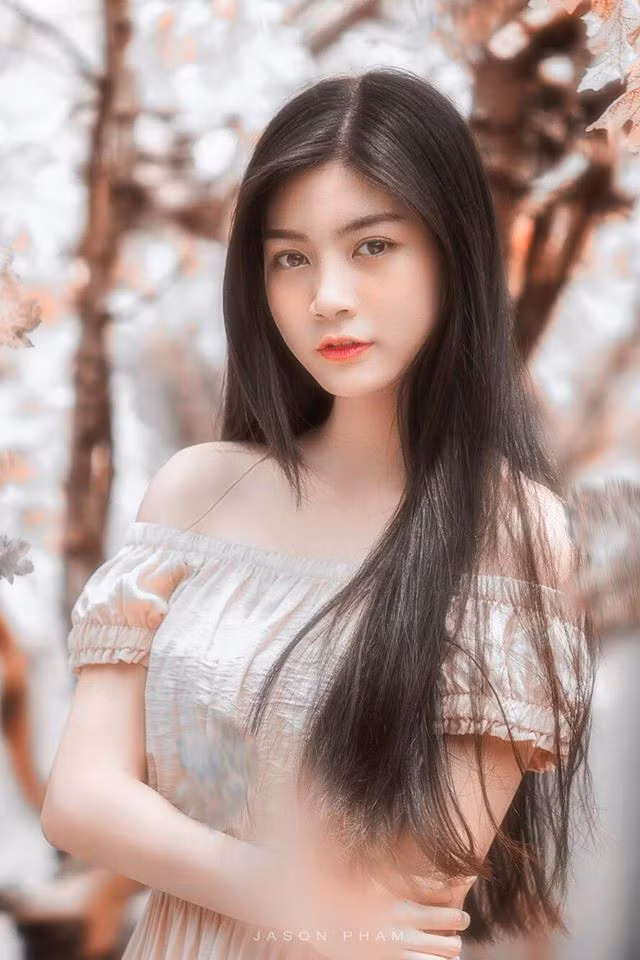Sở hữu gương mặt với những đường nét vô cùng thanh tú, đậm nét Á Đông, mái tóc đen dài thả buông thướt tha, cô bạn đã "đốn tim" người đối diện.